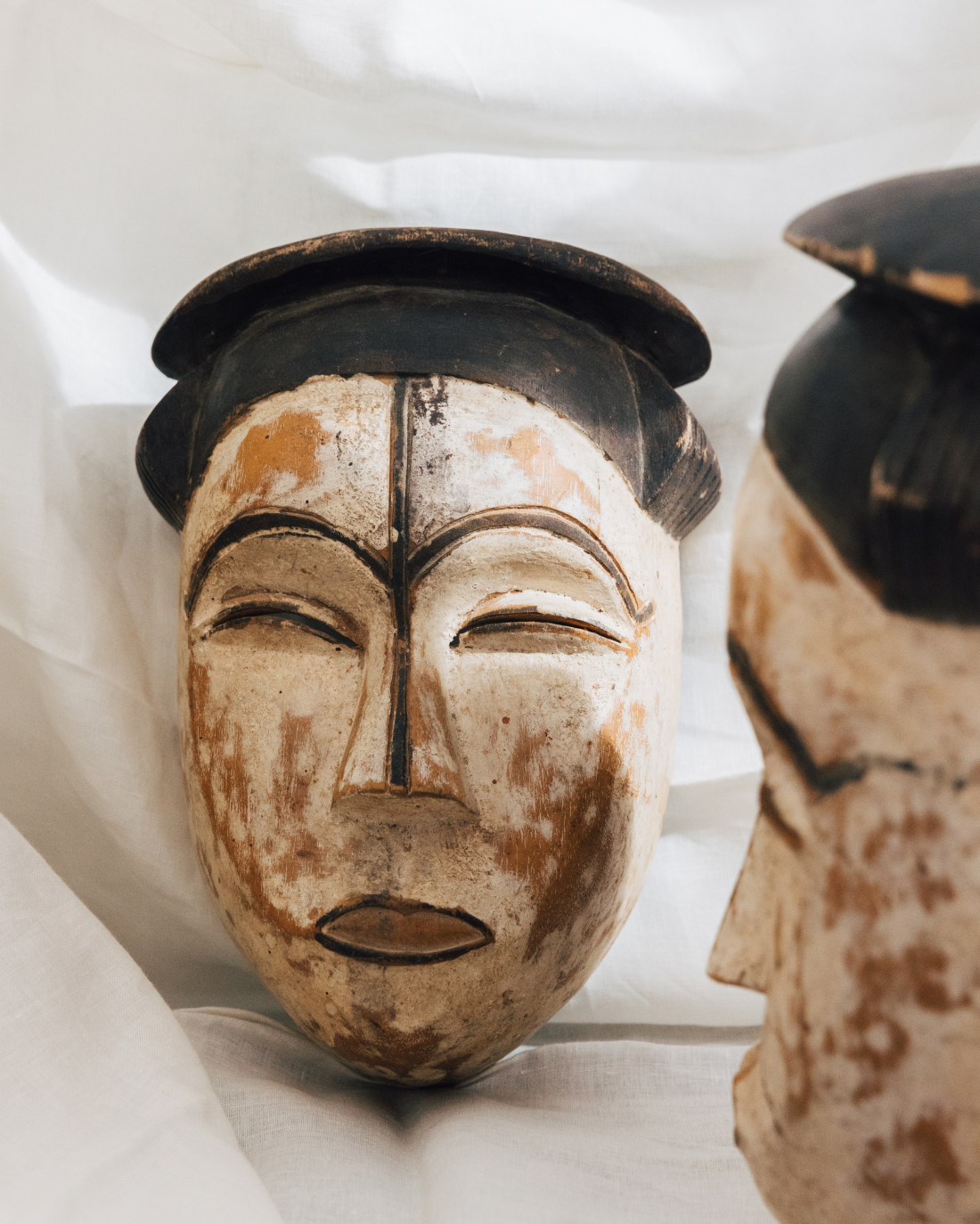 ozeano_studio dos máscaras decorativas étnicas en tonos blancos, amarillos y negro