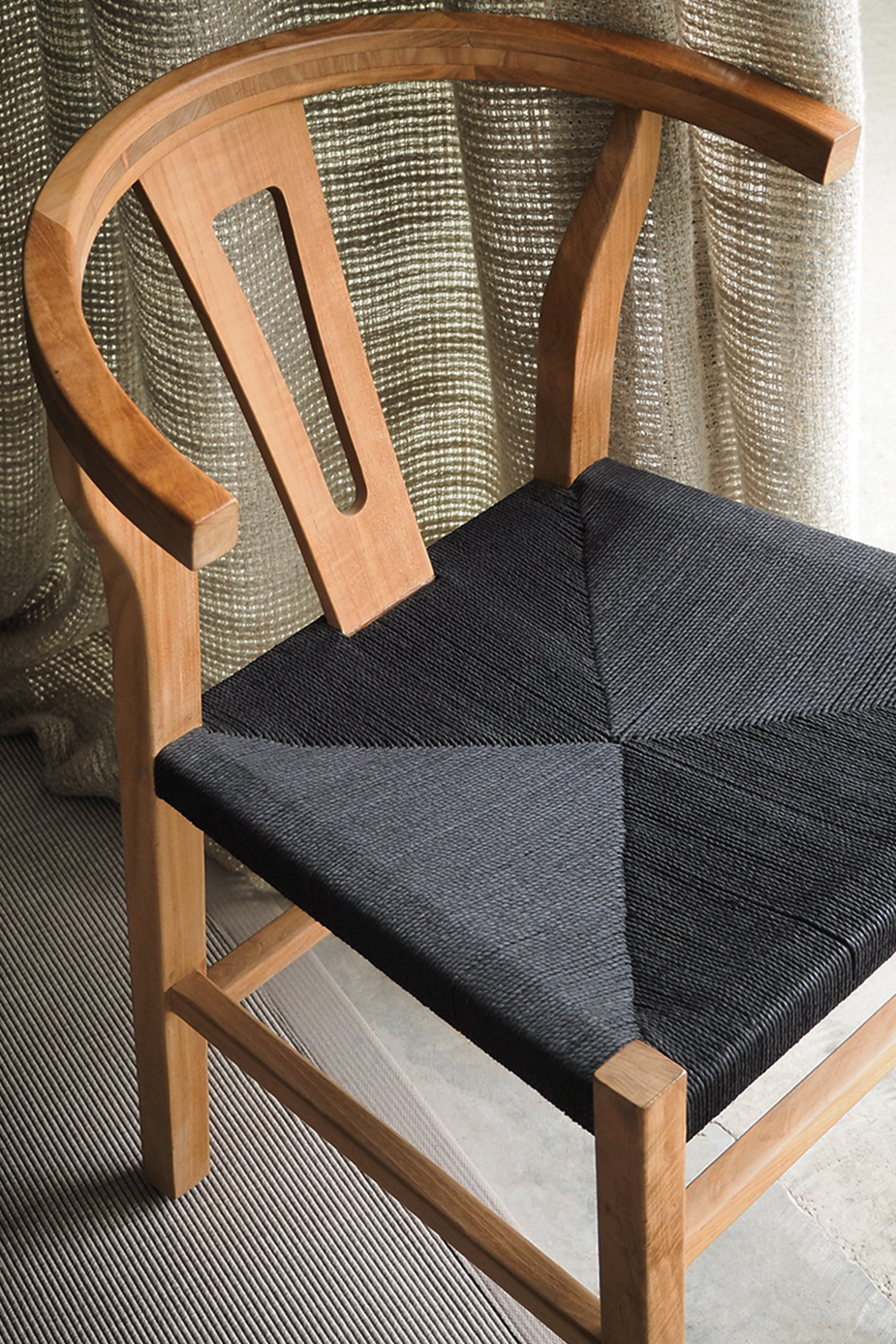 Silla negra y madera