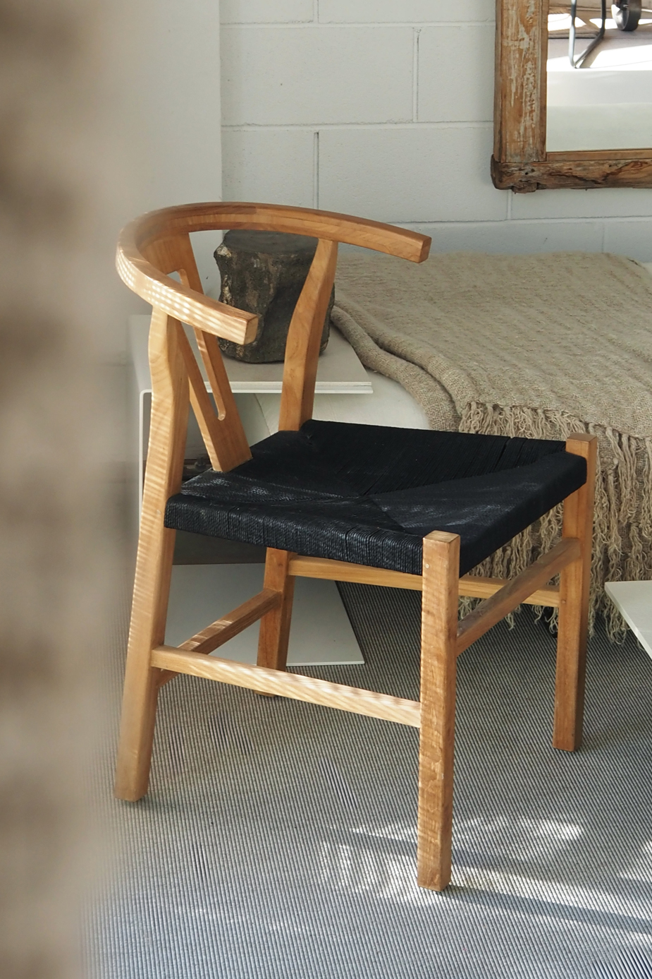Silla negra y madera