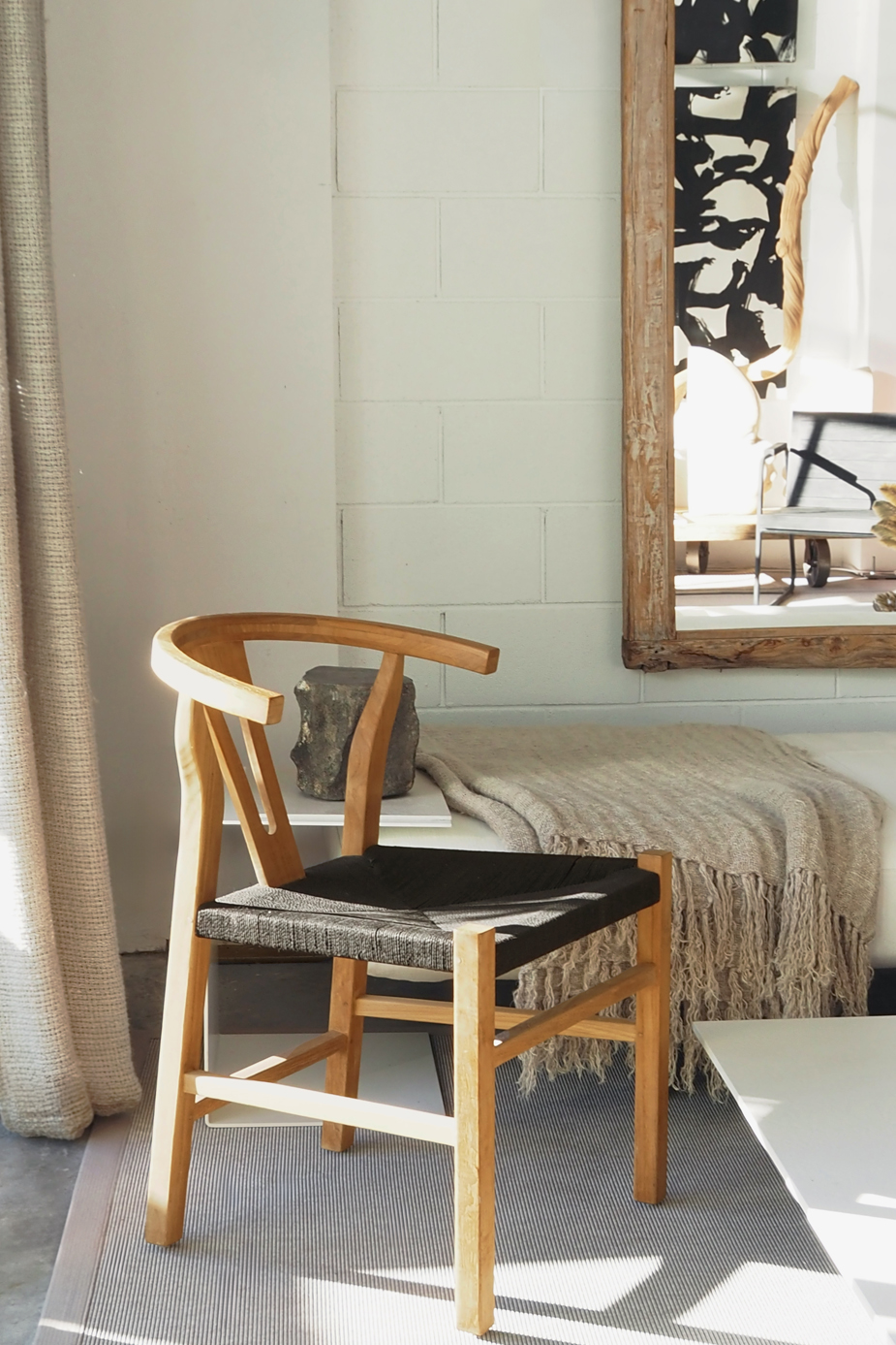 Silla negra y madera