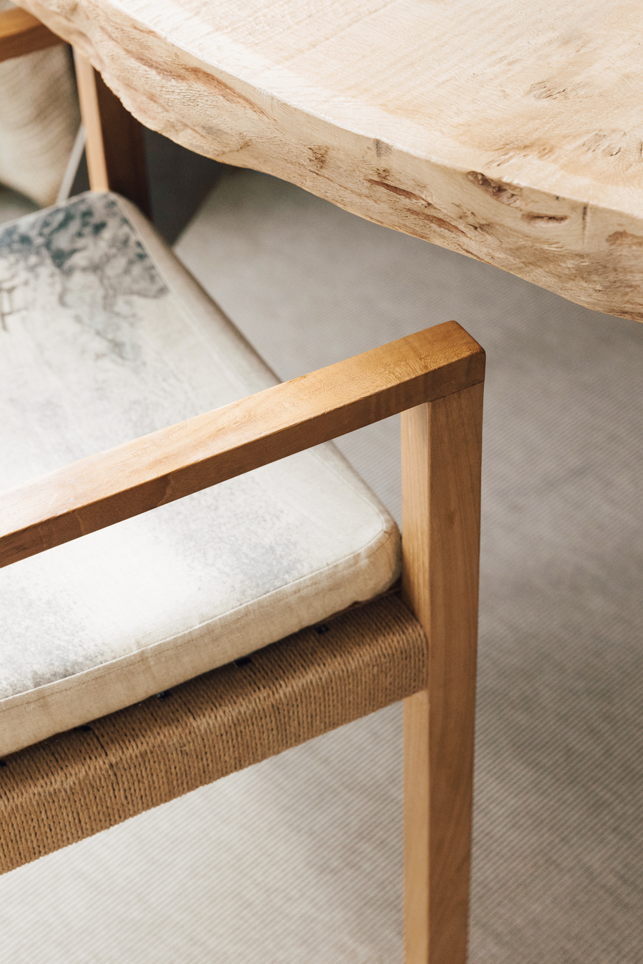 Silla teca con brazos